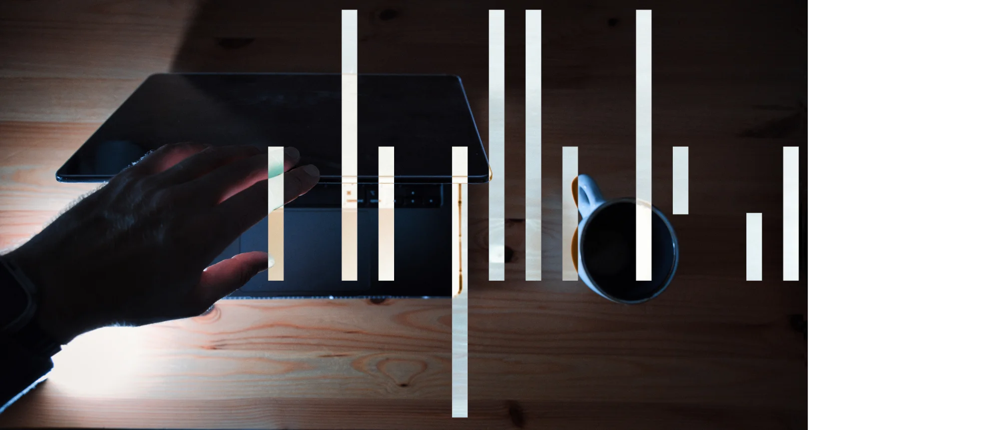 Topdown Bild von Laptop auf Tisch mit dgtldsgn Logo